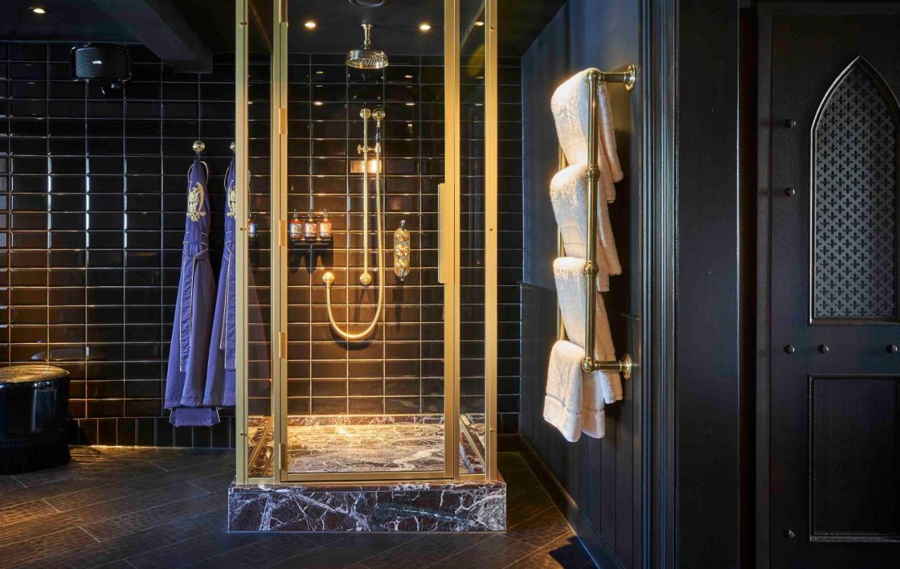 Chateau Denmark London Exterior photo A shower