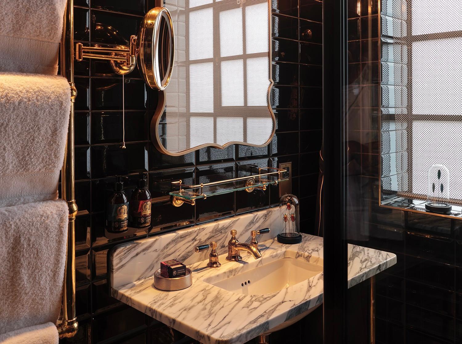 Chateau Denmark London Exterior photo Bathroom
